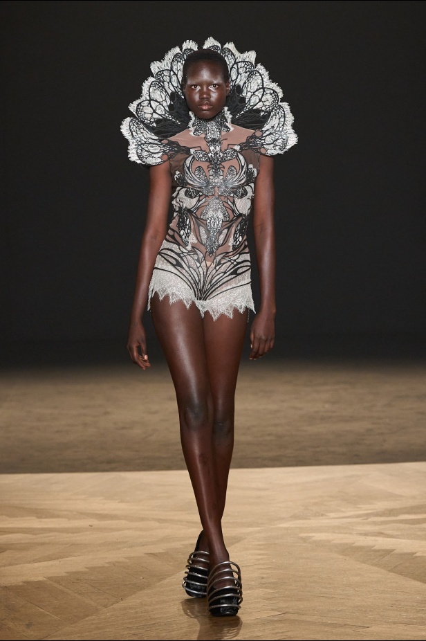 مجموعة Iris Van Herpen للأزياء الراقية لخريف وشتاء 2026-2025