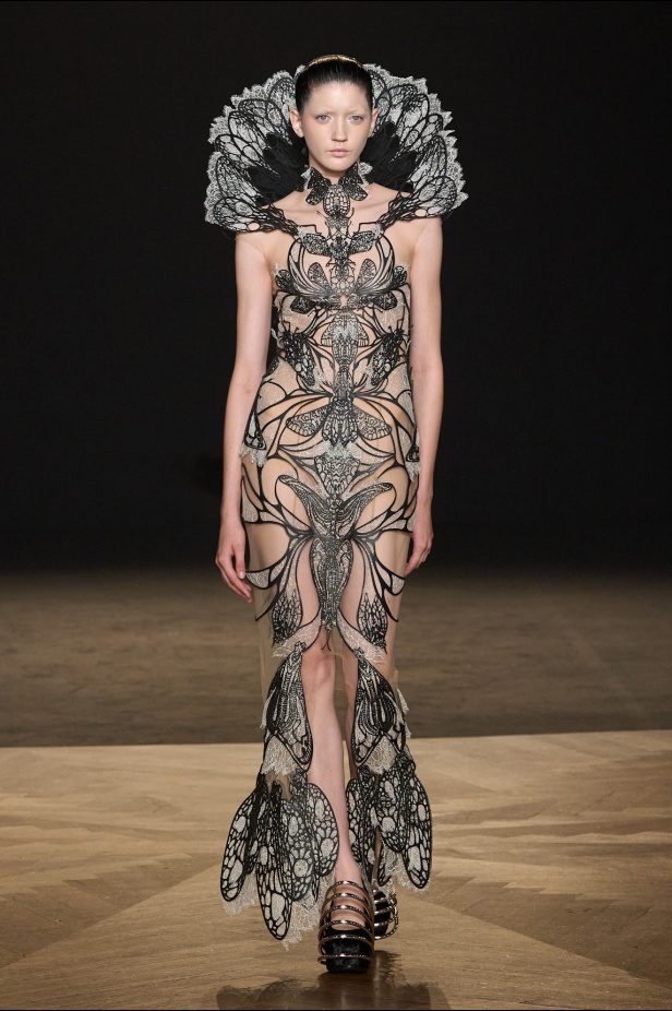 مجموعة Iris Van Herpen للأزياء الراقية لخريف وشتاء 2026-2025