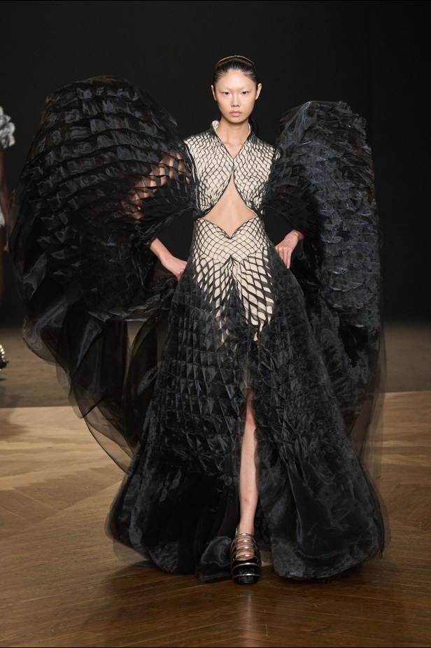 مجموعة Iris Van Herpen للأزياء الراقية لخريف وشتاء 2026-2025