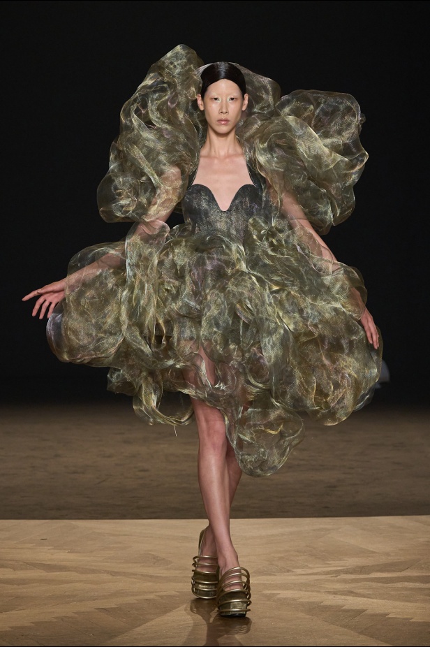 مجموعة Iris Van Herpen للأزياء الراقية لخريف وشتاء 2026-2025