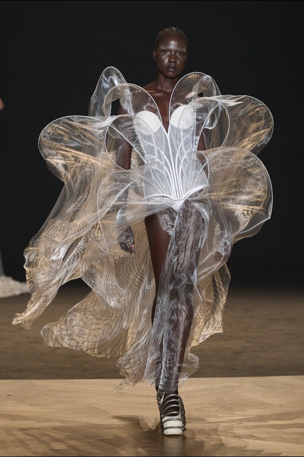 مجموعة Iris Van Herpen للأزياء الراقية لخريف وشتاء 2026-2025
