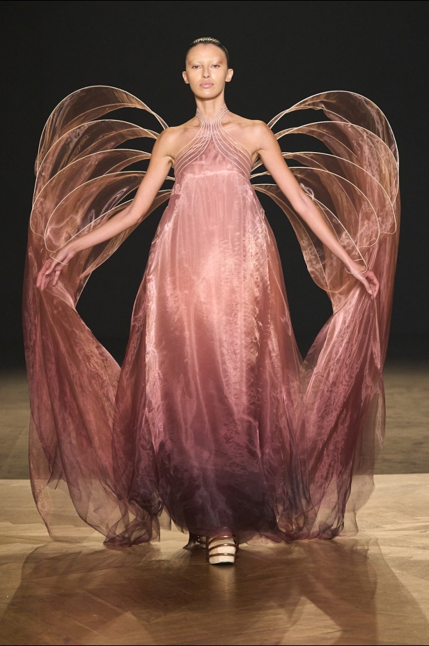 مجموعة Iris Van Herpen للأزياء الراقية لخريف وشتاء 2026-2025