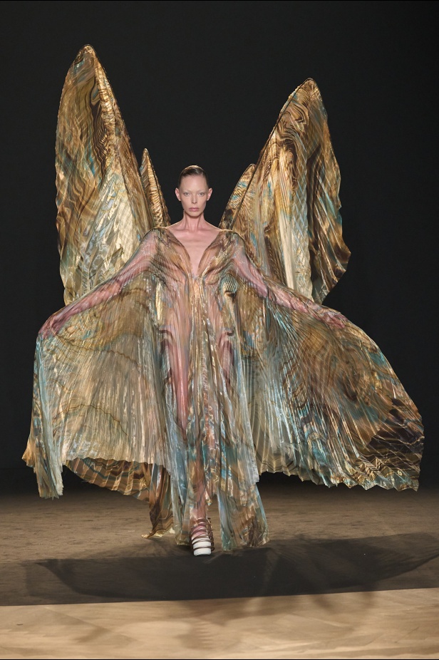 مجموعة Iris Van Herpen للأزياء الراقية لخريف وشتاء 2026-2025