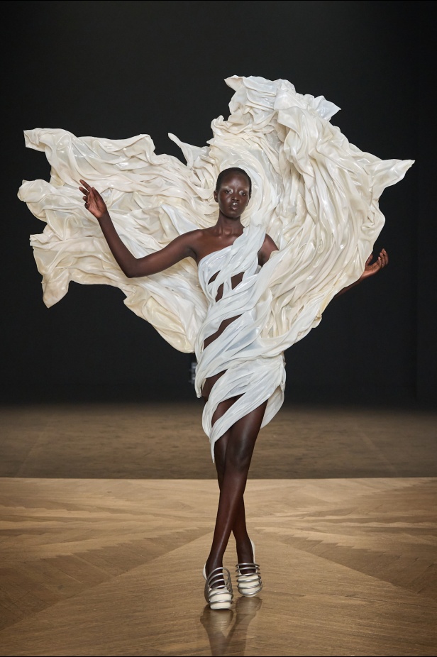 مجموعة Iris Van Herpen للأزياء الراقية لخريف وشتاء 2026-2025