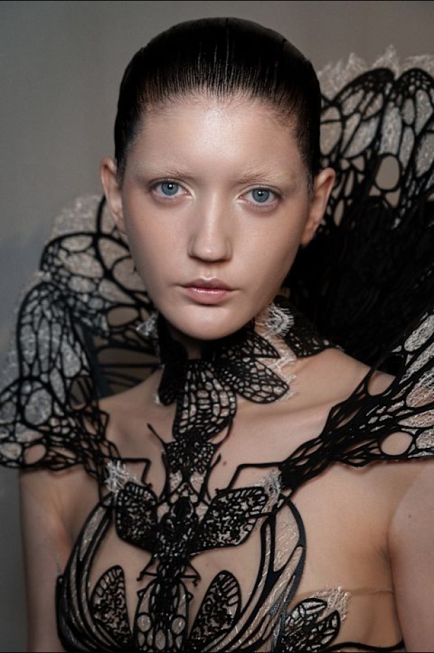 مجموعة Iris Van Herpen للأزياء الراقية لخريف وشتاء 2026-2025