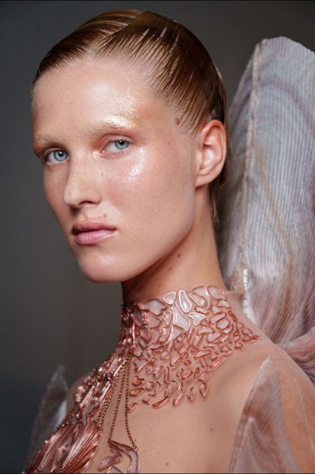 مجموعة Iris Van Herpen للأزياء الراقية لخريف وشتاء 2026-2025