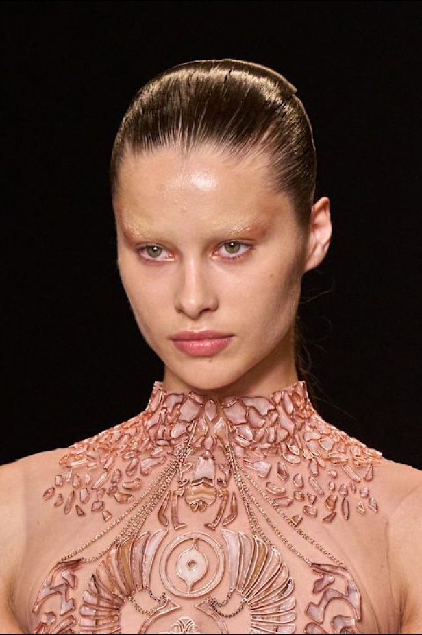 مجموعة Iris Van Herpen للأزياء الراقية لخريف وشتاء 2026-2025