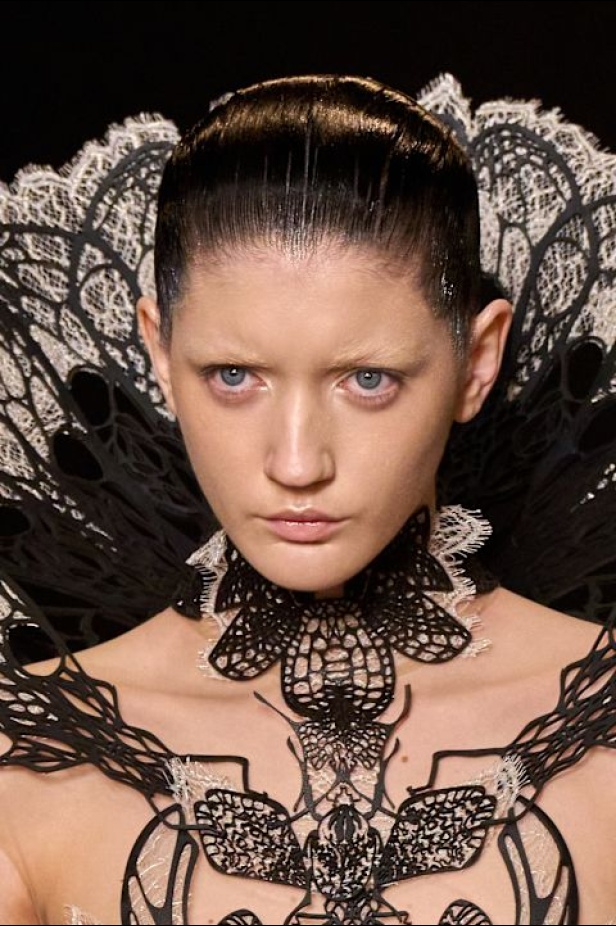 مجموعة Iris Van Herpen للأزياء الراقية لخريف وشتاء 2026-2025