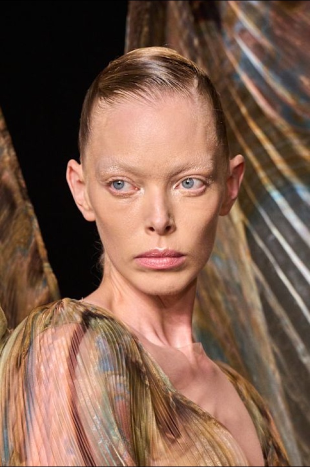 مجموعة Iris Van Herpen للأزياء الراقية لخريف وشتاء 2026-2025