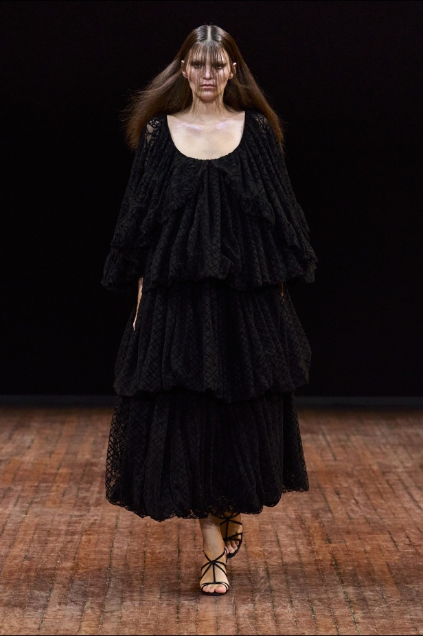 مجموعة Viktor & Rolf الراقية لخريف وشتاء 2025-2026 