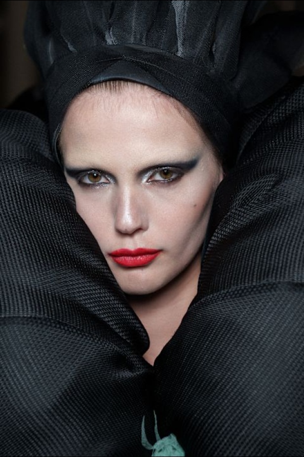 مجموعة Viktor & Rolf الراقية لخريف وشتاء 2025-2026 