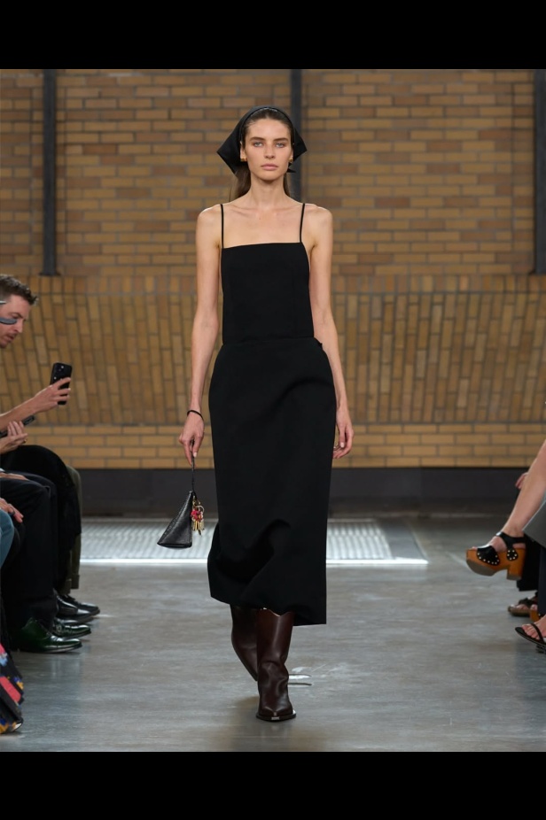 مجموعة "كالفن كلاين" من توقيع "فيرونيكا ليوني"... مرحة وأنيقة في آنٍ واحد