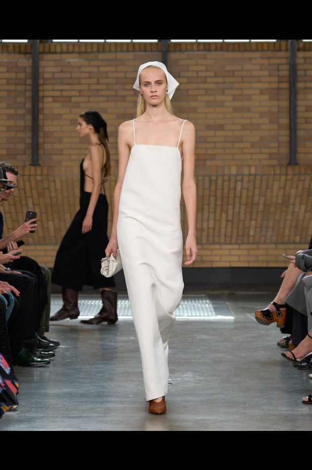 مجموعة "كالفن كلاين" من توقيع "فيرونيكا ليوني"... مرحة وأنيقة في آنٍ واحد