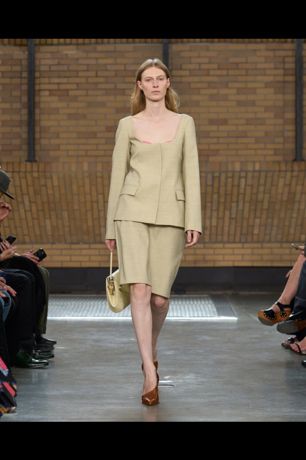 مجموعة "كالفن كلاين" من توقيع "فيرونيكا ليوني"... مرحة وأنيقة في آنٍ واحد