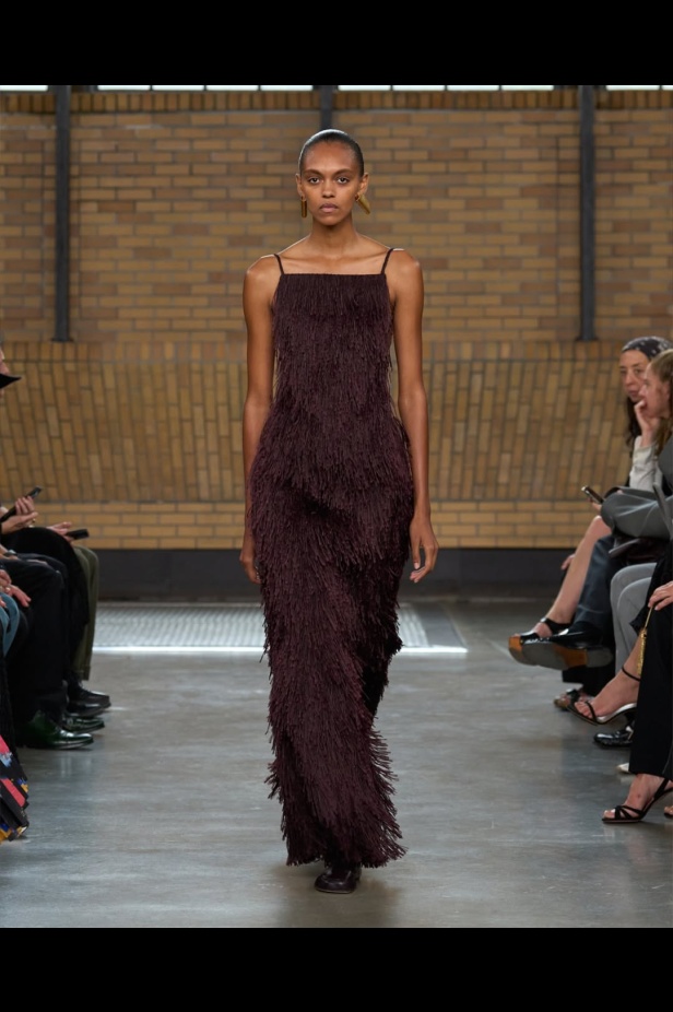 مجموعة "كالفن كلاين" من توقيع "فيرونيكا ليوني"... مرحة وأنيقة في آنٍ واحد