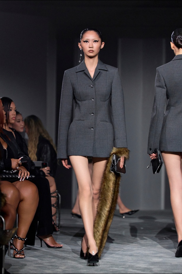  عرض أزياء Alexander Wang لربيع وصيف 2026