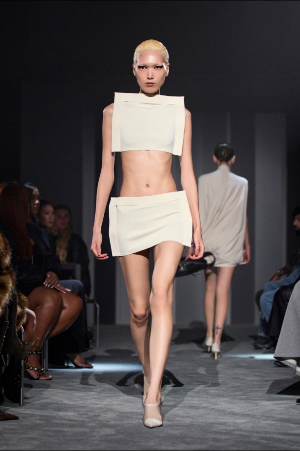  عرض أزياء Alexander Wang لربيع وصيف 2026