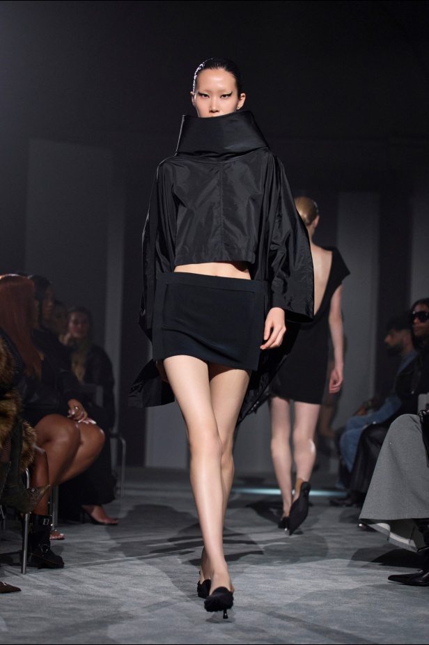  عرض أزياء Alexander Wang لربيع وصيف 2026