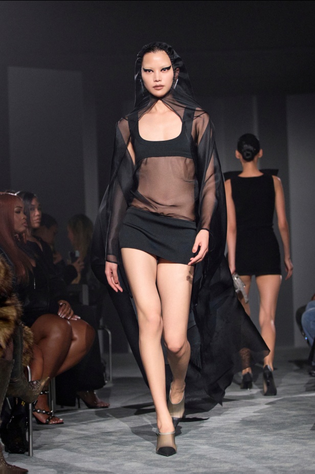  عرض أزياء Alexander Wang لربيع وصيف 2026
