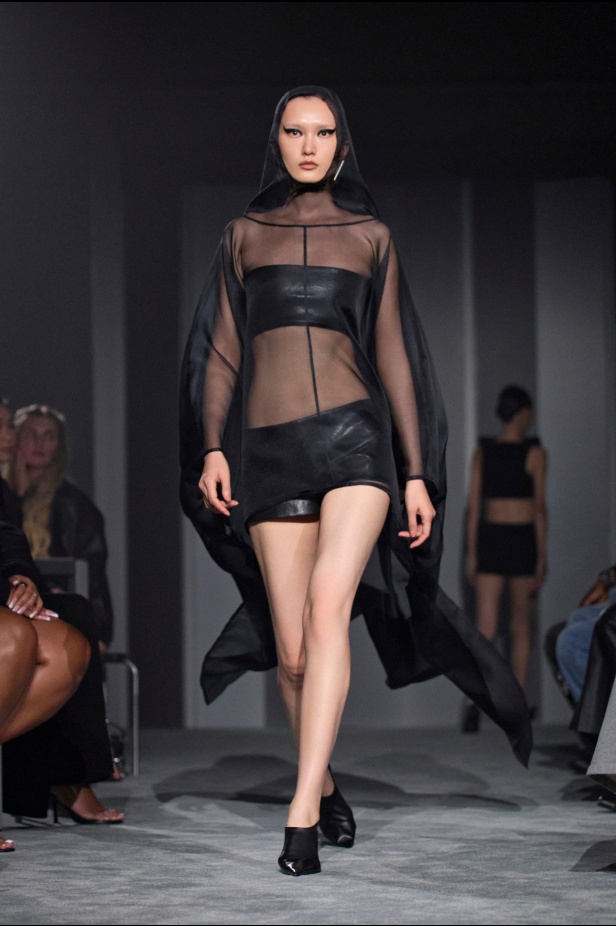  عرض أزياء Alexander Wang لربيع وصيف 2026