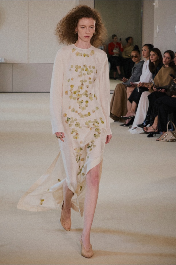 مجموعة Altuzarra لربيع وصيف 2026... اكتشاف الجمال في ما هو غير متوقع