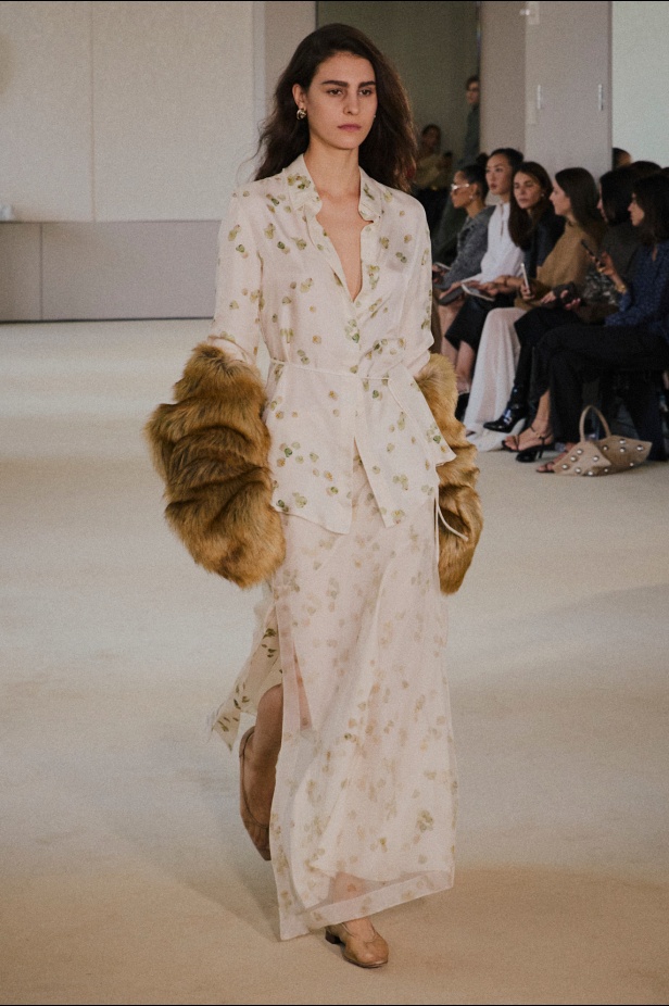 مجموعة Altuzarra لربيع وصيف 2026... اكتشاف الجمال في ما هو غير متوقع