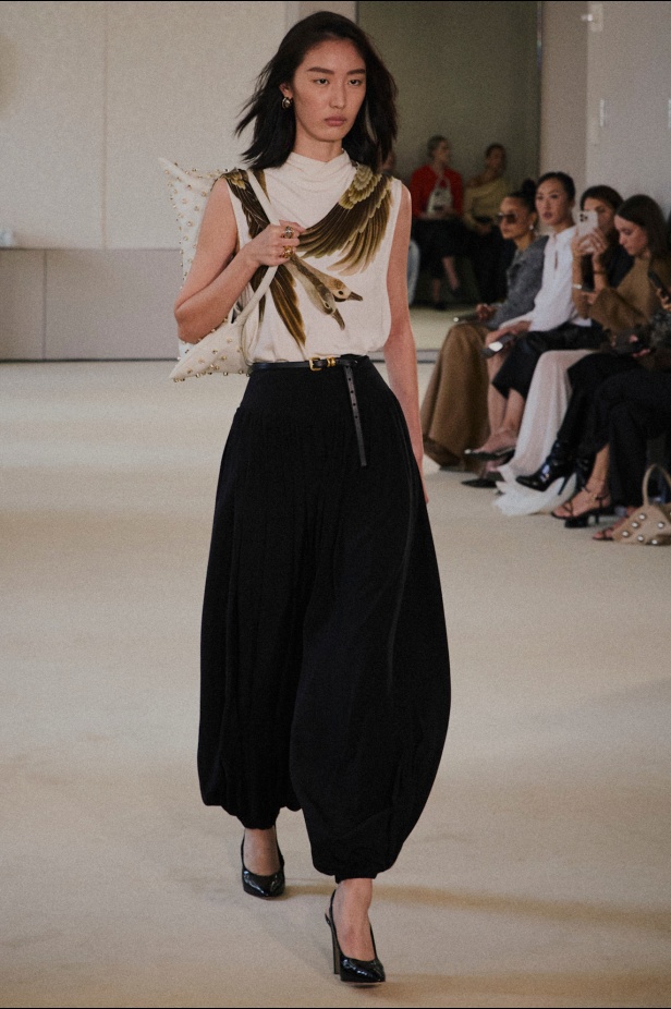 مجموعة Altuzarra لربيع وصيف 2026... اكتشاف الجمال في ما هو غير متوقع