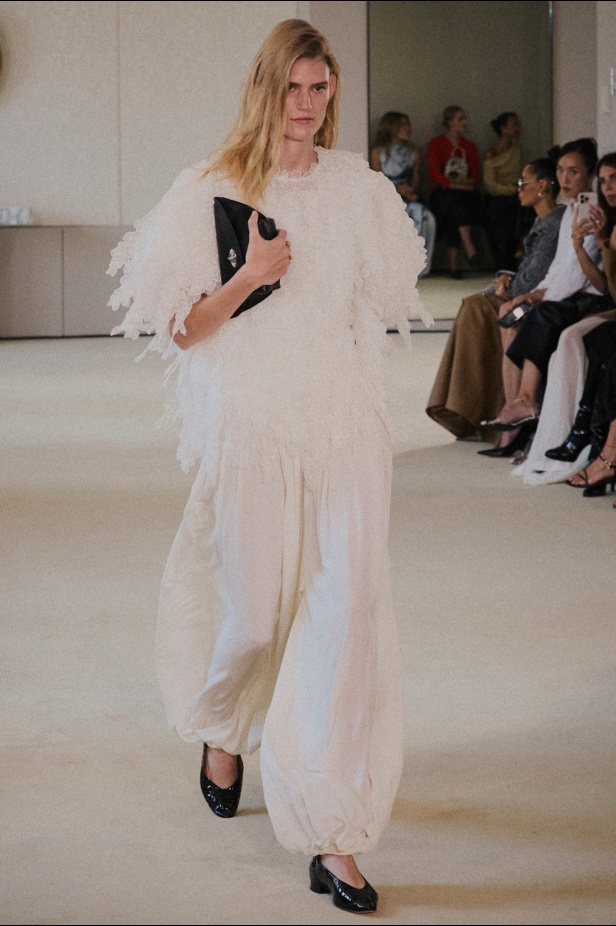 مجموعة Altuzarra لربيع وصيف 2026... اكتشاف الجمال في ما هو غير متوقع