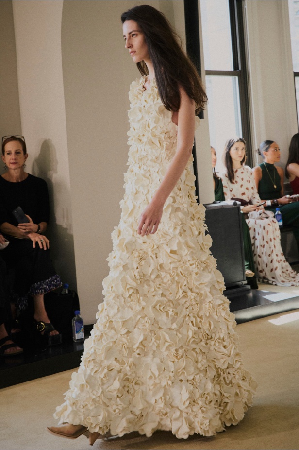 مجموعة Altuzarra لربيع وصيف 2026... اكتشاف الجمال في ما هو غير متوقع