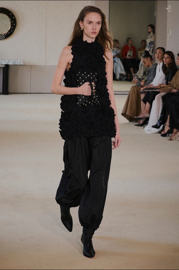 مجموعة Altuzarra لربيع وصيف 2026... اكتشاف الجمال في ما هو غير متوقع