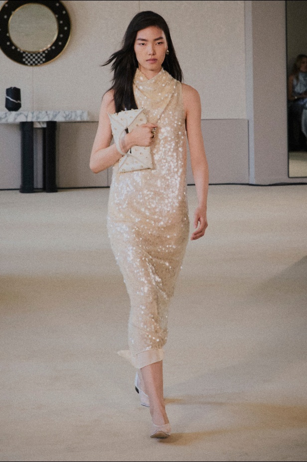 مجموعة Altuzarra لربيع وصيف 2026... اكتشاف الجمال في ما هو غير متوقع