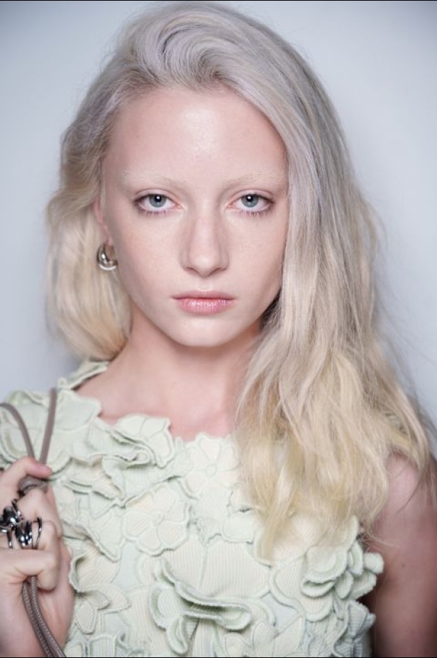 مجموعة Altuzarra لربيع وصيف 2026... اكتشاف الجمال في ما هو غير متوقع