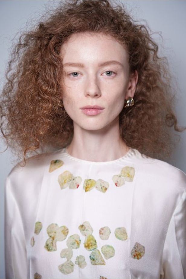 مجموعة Altuzarra لربيع وصيف 2026... اكتشاف الجمال في ما هو غير متوقع