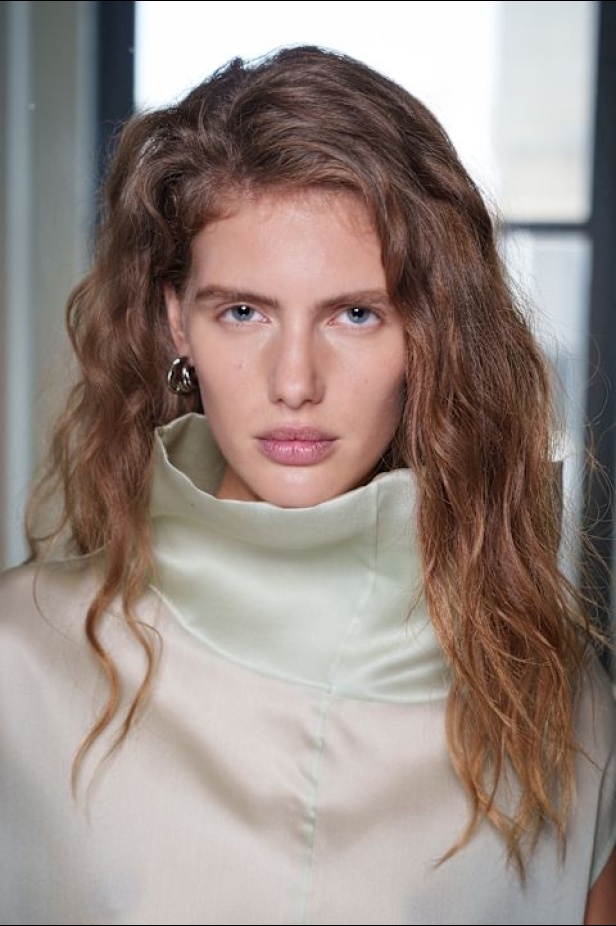 مجموعة Altuzarra لربيع وصيف 2026... اكتشاف الجمال في ما هو غير متوقع