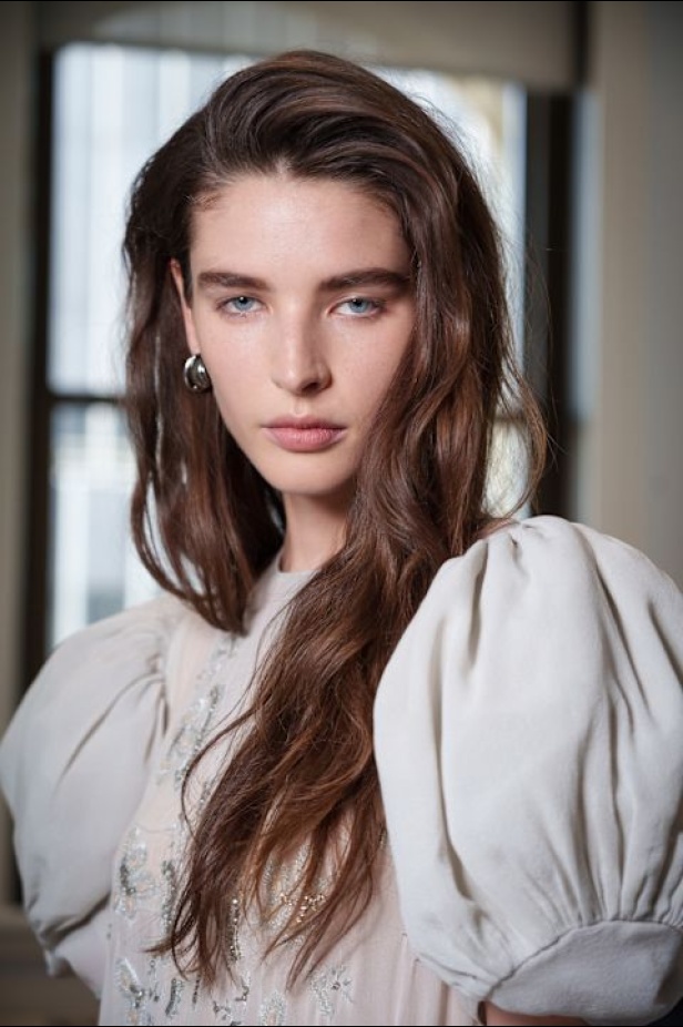 مجموعة Altuzarra لربيع وصيف 2026... اكتشاف الجمال في ما هو غير متوقع