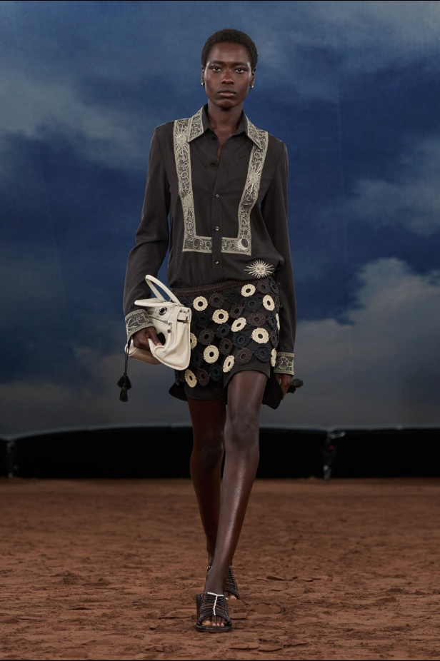 مجموعة Burberry لربيع وصيف 2026 تحيي موضة الشباب