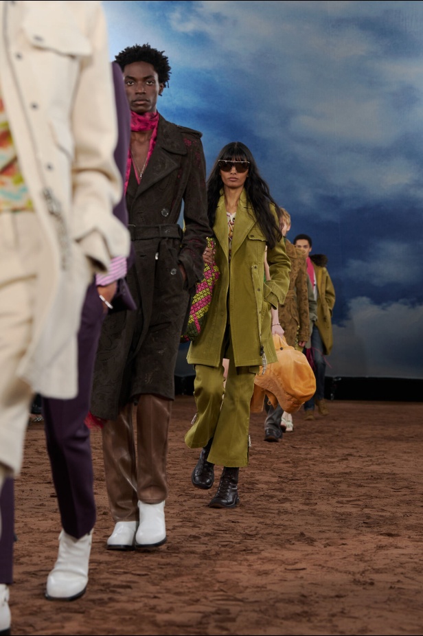 مجموعة Burberry لربيع وصيف 2026 تحيي موضة الشباب