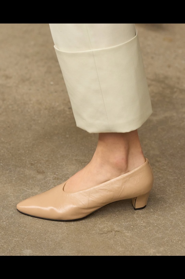 مجموعة "كالفن كلاين" من توقيع "فيرونيكا ليوني"... مرحة وأنيقة في آنٍ واحد