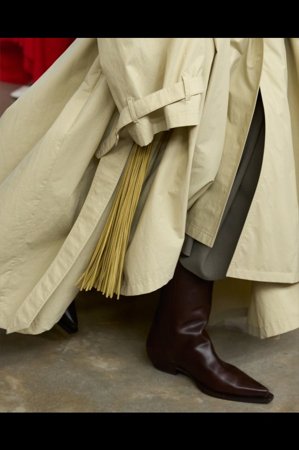 مجموعة "كالفن كلاين" من توقيع "فيرونيكا ليوني"... مرحة وأنيقة في آنٍ واحد