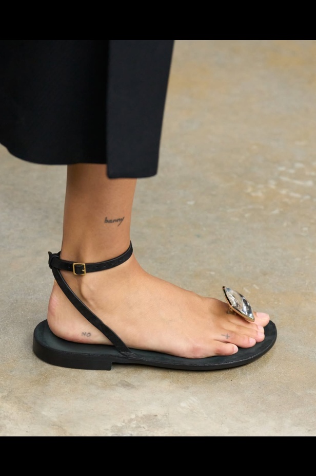 مجموعة "كالفن كلاين" من توقيع "فيرونيكا ليوني"... مرحة وأنيقة في آنٍ واحد