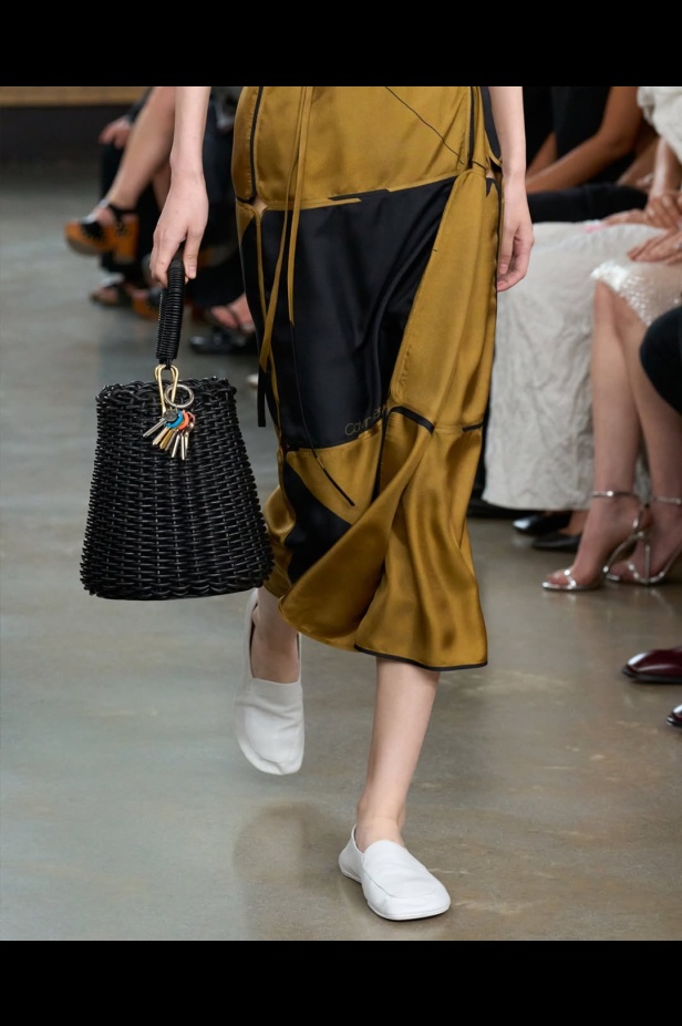 مجموعة "كالفن كلاين" من توقيع "فيرونيكا ليوني"... مرحة وأنيقة في آنٍ واحد