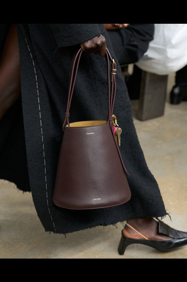 مجموعة "كالفن كلاين" من توقيع "فيرونيكا ليوني"... مرحة وأنيقة في آنٍ واحد