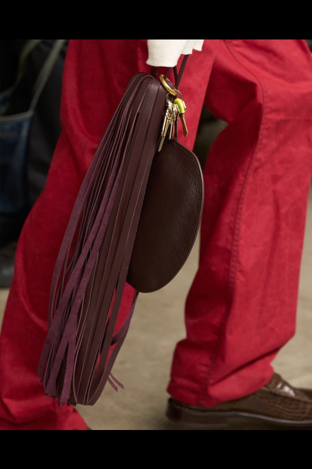 مجموعة "كالفن كلاين" من توقيع "فيرونيكا ليوني"... مرحة وأنيقة في آنٍ واحد