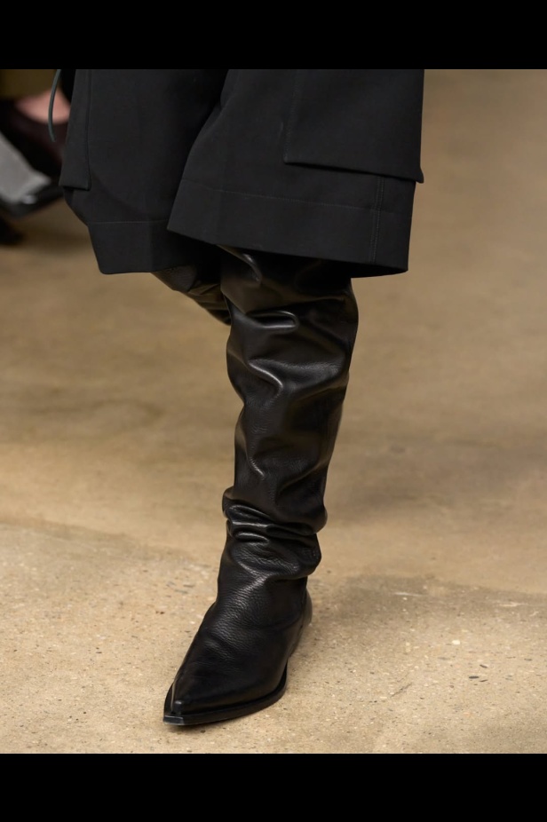 مجموعة "كالفن كلاين" من توقيع "فيرونيكا ليوني"... مرحة وأنيقة في آنٍ واحد