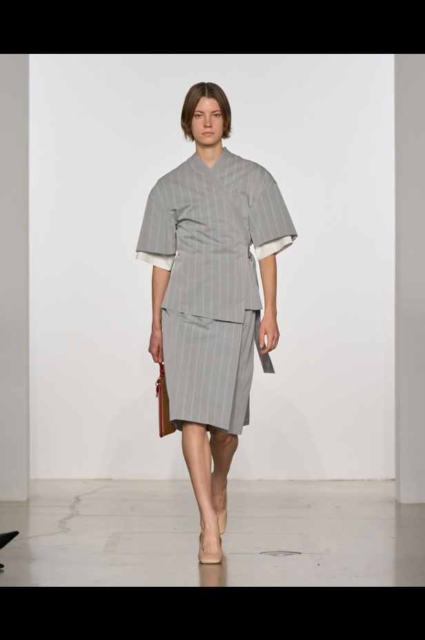 مجموعة "كالفن كلاين" من توقيع "فيرونيكا ليوني"... مرحة وأنيقة في آنٍ واحد