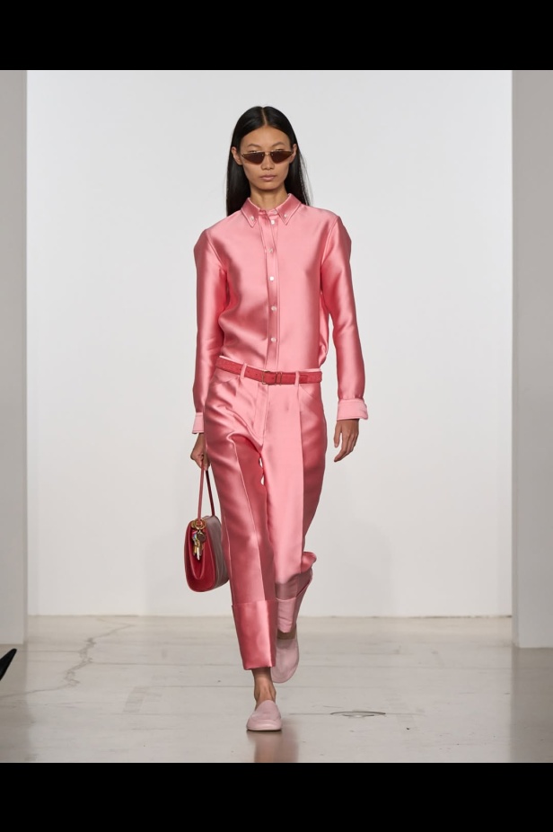 مجموعة "كالفن كلاين" من توقيع "فيرونيكا ليوني"... مرحة وأنيقة في آنٍ واحد