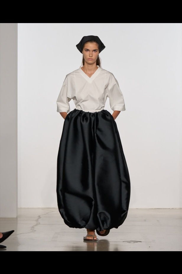 مجموعة "كالفن كلاين" من توقيع "فيرونيكا ليوني"... مرحة وأنيقة في آنٍ واحد