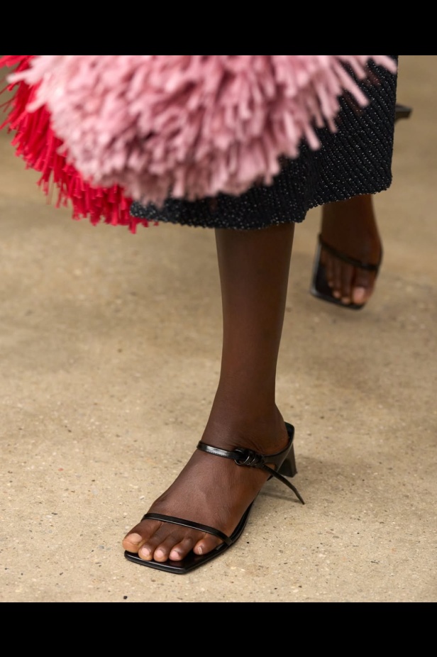 مجموعة "كالفن كلاين" من توقيع "فيرونيكا ليوني"... مرحة وأنيقة في آنٍ واحد