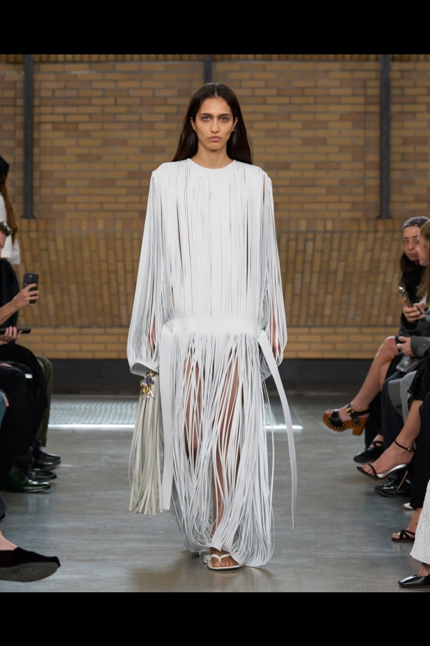 مجموعة "كالفن كلاين" من توقيع "فيرونيكا ليوني"... مرحة وأنيقة في آنٍ واحد