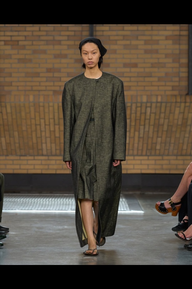 مجموعة "كالفن كلاين" من توقيع "فيرونيكا ليوني"... مرحة وأنيقة في آنٍ واحد